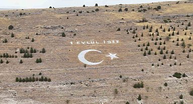 Seyitgazi Avdar bayırındaki dev ay yıldız için bakım ve boyama çalışması