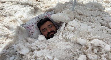 Sıcaktan kaçıp karın içine girdi! Erzincan'da ilginç serinleme