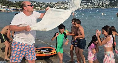 Sıcaktan kavrulan Bodrum'da sahile 2 ton buz döküldü