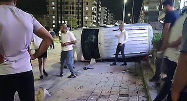 Siirt'te araç kaldırıma çıkıp yan yattı