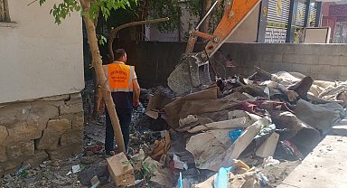 Siirt'te bir evden 2 kamyon çöp çıkarıldı