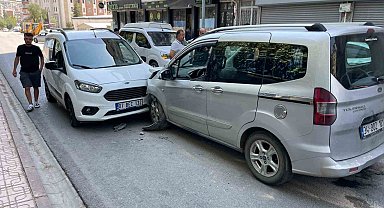Siirt'te iki hafif ticari araç kafa kafaya çarpıştı: 1 yaralı