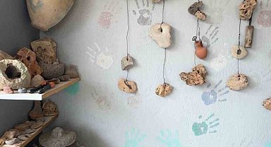 Siirt'te köylüler eski olduğunu düşündüğü taşları ev bahçesinde sergiliyor