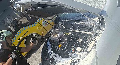 Siirt'te seyir halindeki hafif ticari aracın motoru alev aldı