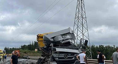 Şile'de korkunç kaza: Çarpışan 2 tır adeta paramparça oldu