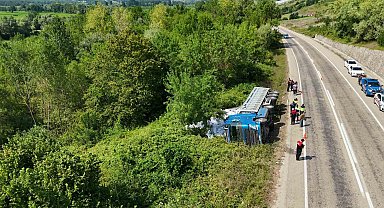Sinop'ta kontrolden çıkan tır yan yattı: 3 yaralı