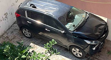 Sinop'ta otomobil apartman boşluğuna düştü