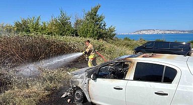 Sinop'ta otomobil yandı, otluk alanı tutuşturdu