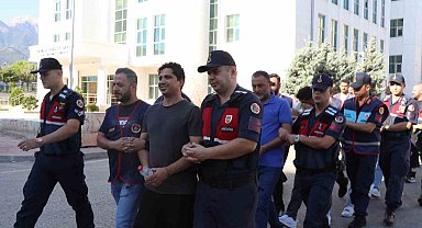 Sırıtarak girdiği adliye binasından tutuklanarak çıktı