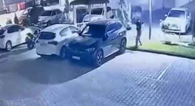 Siteye girip aracın camını kırdılar: O anlar kamerada