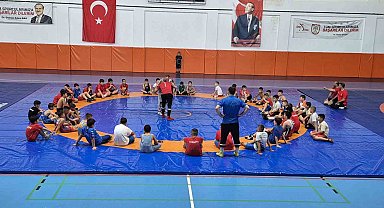 Sivas'ta minik güreşçiler için gelişim kampı başladı