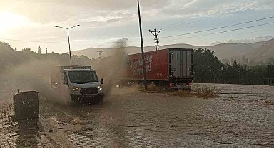 Sivas'ta sağanak yolları göle çevirdi, sürücüler zor anlar yaşadı
