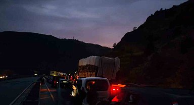 Sivas'ta toprak ve taşların düştüğü yolda 10 kilometrelik araç kuyruğu oluştu