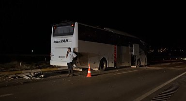 Sivas'ta yolcu otobüsü otomobil ile çarpıştı: 2 yaralı
