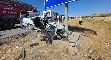 Sivas'ta yoldan çıkan otomobil levha direğine çarptı: 3 yaralı