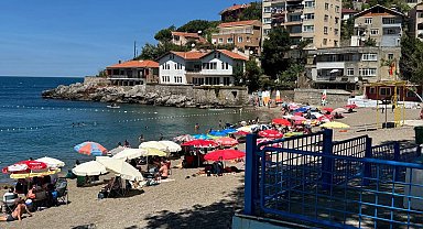 Soğuk olmasına aldırış etmeden denize girdiler
