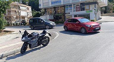 Sokağa dönmek isteyen otomobile motosiklet çarptı: 1 yaralı