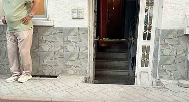 Sokakta düşen yaşlı adam evinin kapısında hayatını kaybetti