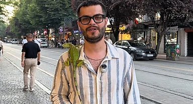 Sokakta iguana gören çocuklar yanına koştu