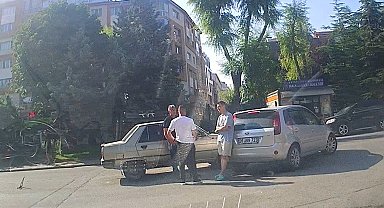 Sokaktan caddeye çıkan otomobil seyir halindeki diğer otomobil ile çarpıştı