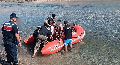 Su seviyesinin yükselmesiyle mahsur kalan 10 kişi botla kurtarıldı