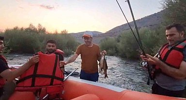 Suların yükselmesi sonucu nehir ortasındaki adada mahsur kalan 2 kişi kurtarıldı
