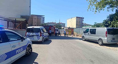 Sultanbeyli'de çatıyı kaldırmaya çalışan 2 işçi altında kaldı: 1'i ağır yaralı