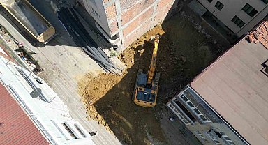 Sultangazi'de temel kazısı sırasında zarar gören binanın çevresindeki 3 bina daha tahliye edildi