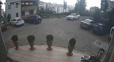 Sürücü fren yerine gaza basınca araç site duvarından aşağı uçtu: 1'i çocuk 3 yaralı