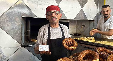 Susam soyadlı usta 45 yıldır Türkiye'nin en iyi simitlerini fırına veriyor