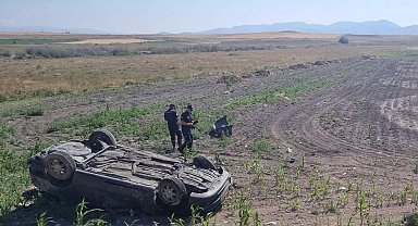 Takla atan otomobildeki 2 kişi hayatını kaybetti