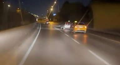 Taksiciler aracı kıskaca aldı, tehlikeli anlar kamerada