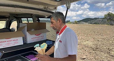 Tarlaya dondurma servisi: Mobil dondurmacı sıcak altında çalışan çiftçileri serinletiyor