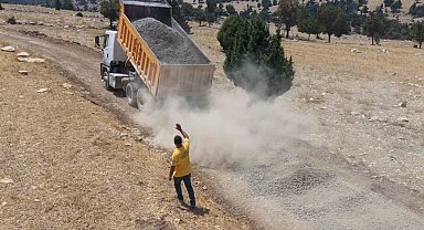 Tarsus'ta kırsal mahallelerde yol çalışmaları sürüyor