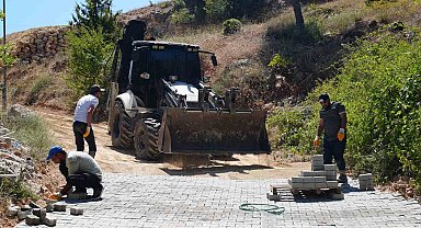 Tarsus'ta kırsal mahallelerin yolları parkeyle yenileniyor