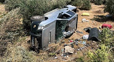 Tarsus'ta pikap şarampole yuvarlandı: Baba ve oğlu yaralandı