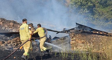 Taşova'da ağıl, samanlık ve 2 bağevi yandı