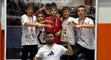 Tavşanlı güreş takımı U 15'lerde Sakarya'da şampiyon oldu