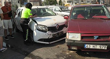 Tavşanlı'da iki otomobil kavşakta çarpıştı: 1 yaralı