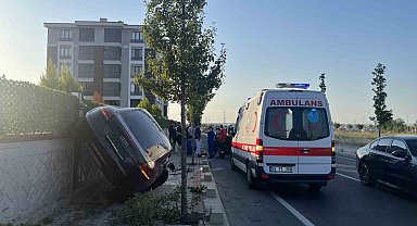 Tekirdağ'da kaldırımı aşan otomobil duvarda yan durdu