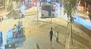 Tekirdağ'da kırmızı ışıkta geçen motosikletle minibüsün çarpıştığı kaza kamerada