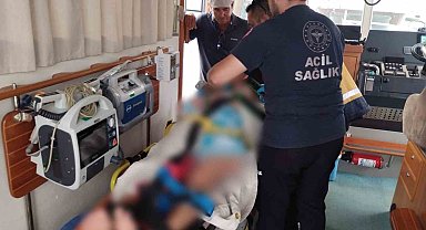 Tekneden düşen turist hastaneye kaldırıldı