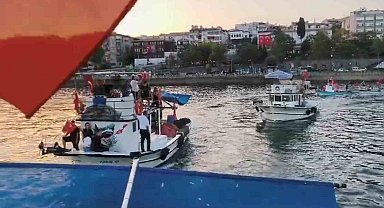 Tekneler denizde konvoy yaptı