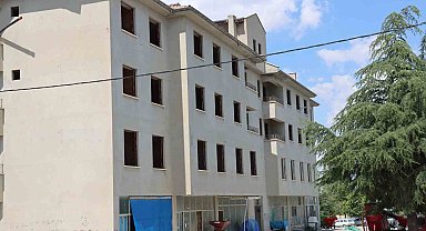 Terk edilen Günyüzü'ndeki eski belediye binası çocuklar için adeta tuzak