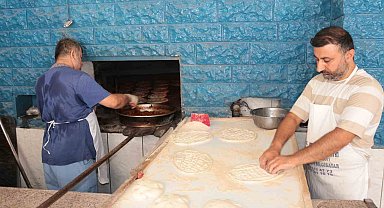 Termometrelerin 55 dereceyi bulduğu Cizre'de, fırın ustaları 80 derecede ekmek üretiyor