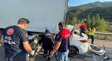 Tıra arkadan çarpan otomobilin sürücüsü hayatını kaybetti