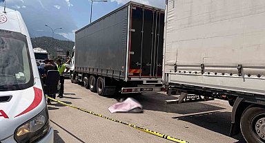 Tırın stop lambasını tamir ettirirken başka bir tırın çarpmasıyla sıkışıp can verdi
