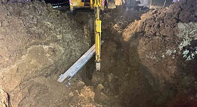 Toprak altında kalan baba oğul kurtarıldı