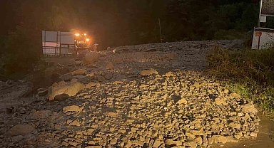 Trabzon'da aşırı yağış dereyi taşırdı, yol ulaşıma kapandı