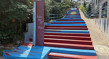 Trabzon'da kaldırımlar bordo maviye boyanıyor